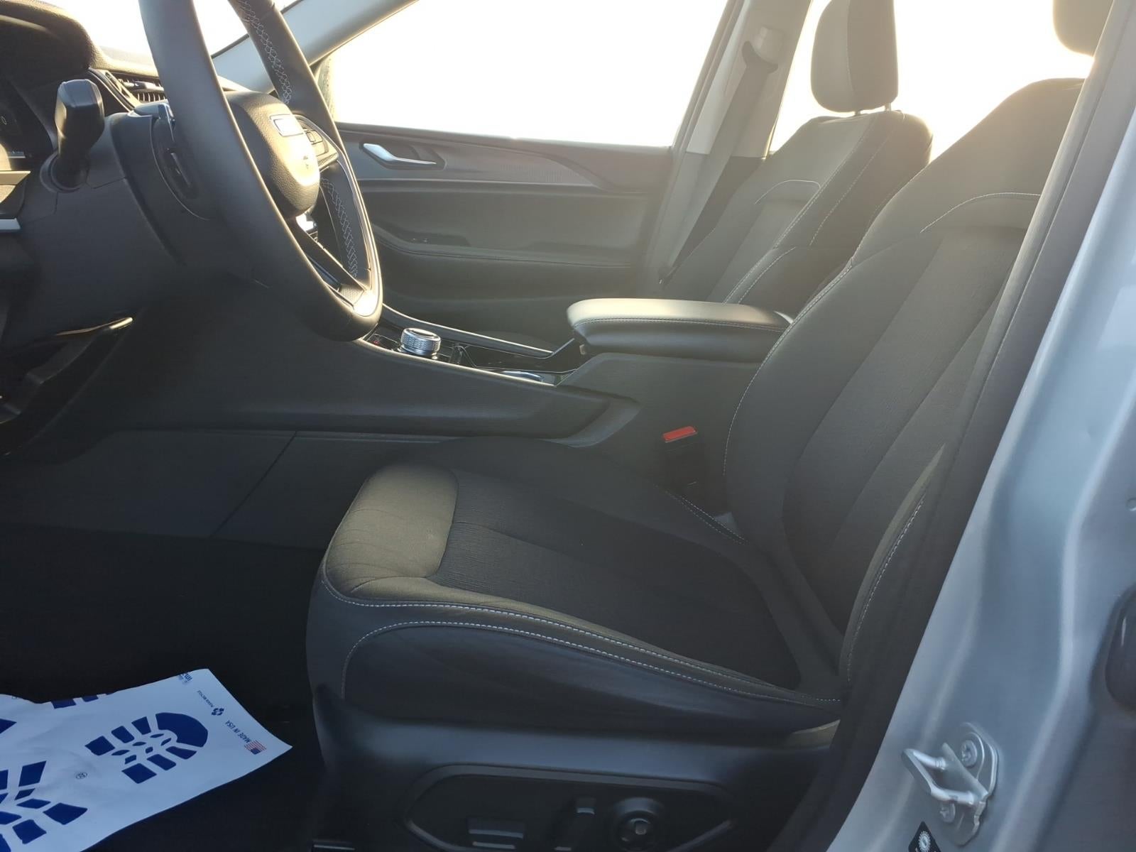 2023 Jeep Grand Cherokee L Laredo 4x2