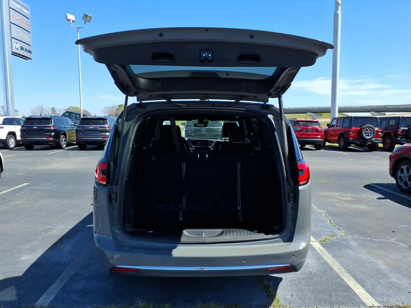 2025 Chrysler Pacifica Select